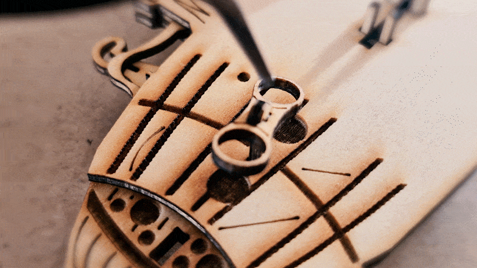 Assemblage du zeppelin, METEM Gif lors du montage du zeppelin du tableau en bois multicouche decoupe laser METEM, sur le theme du steampunk. Zoom sur un detail de l'oeuvre d'art.