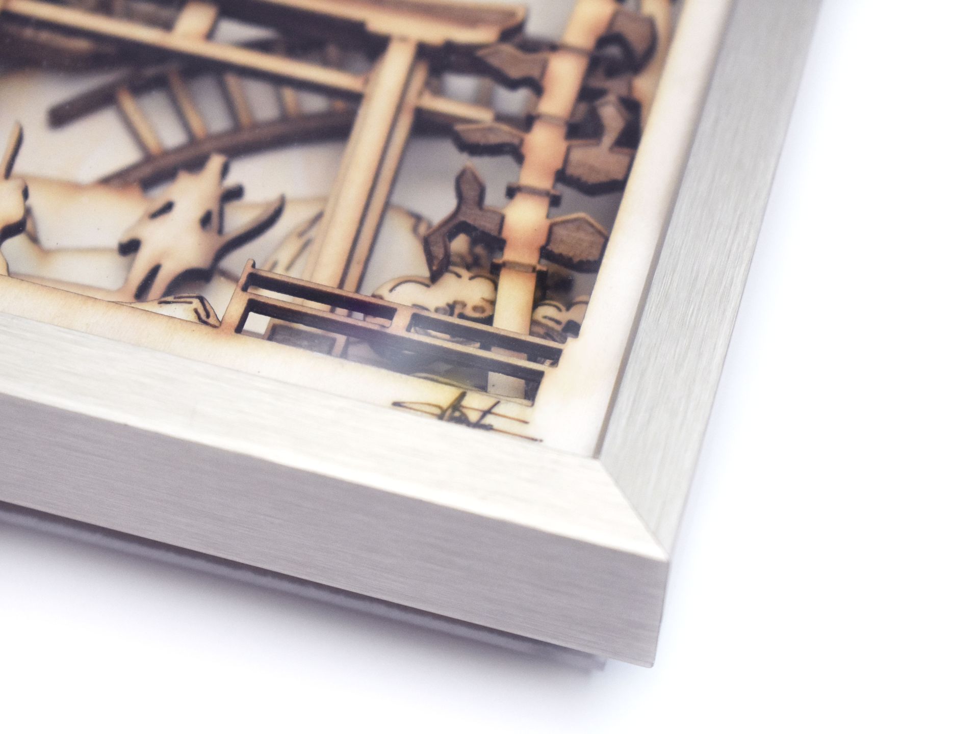 Finitions d'un tableau, aluminium & bois Zoom sur le coin d'un tableau pour montrer la finition en aluminium champagne brossé et en bois de tilleul. Detail de la signature par Arkitorii au laser